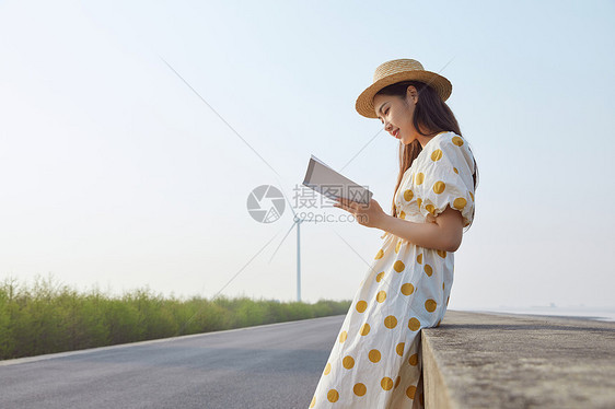 在看书的悠闲女性图片