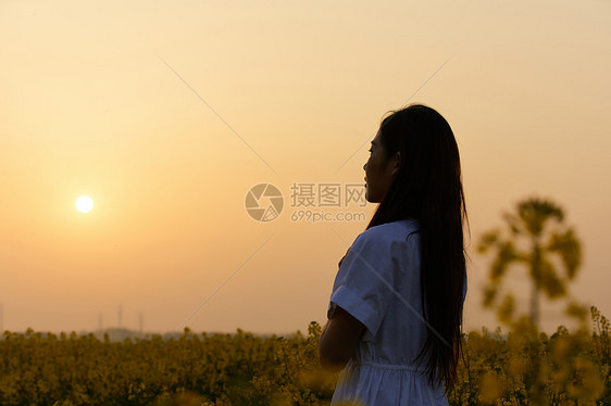 对着夕阳祈祷的少女图片