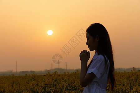 对着夕阳祈祷的少女图片