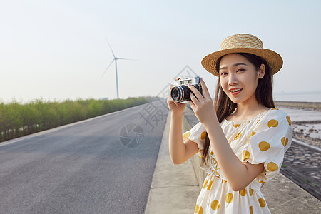 假日出行拍照的女生图片