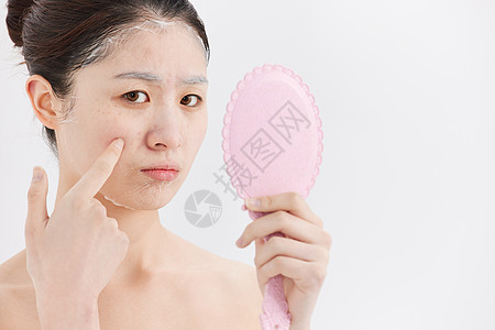 问题肌肤女性素颜敷面膜图片