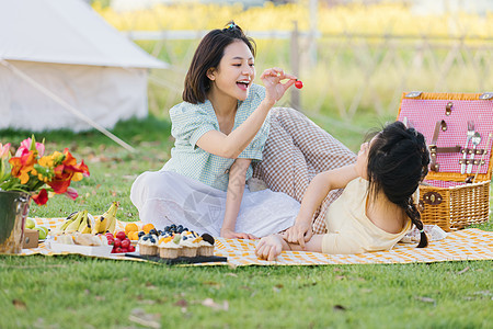 露营青春活泼的女性背景图片