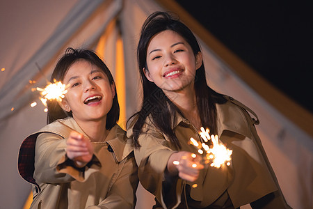 在帐篷外放烟花的闺蜜两人图片