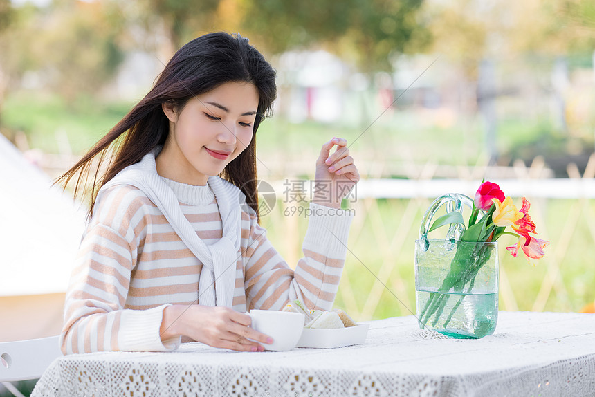 享受夏日的悠闲女性图片