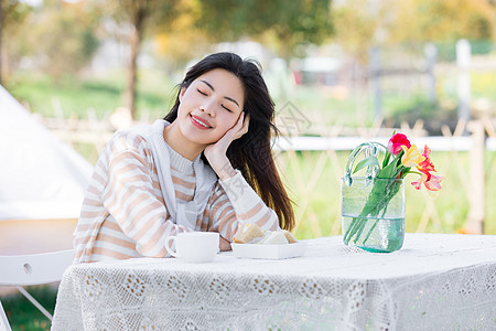 享受夏日的悠闲女性图片