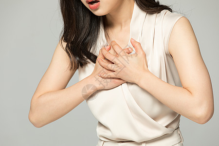 女性胸口疼痛不舒服的人图片