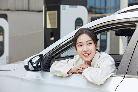 驾驶新能源汽车的年轻女性图片