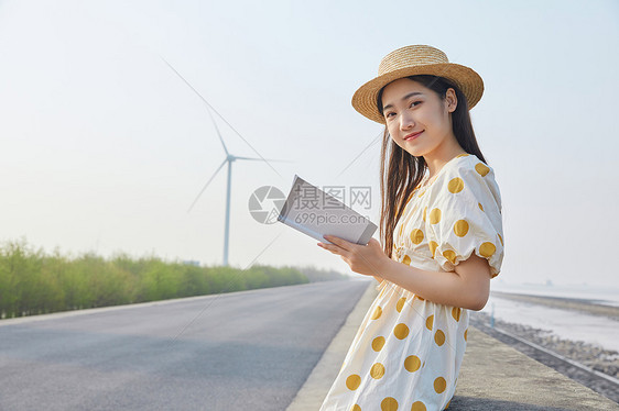 户外看书的文艺女青年图片