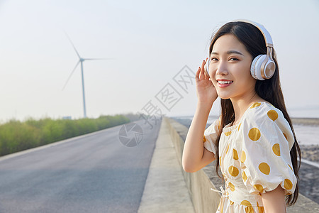 带耳机的女人户外带耳机的年轻女性背景