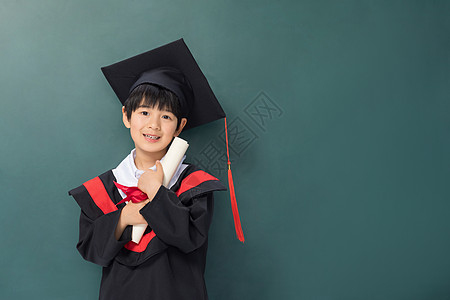 穿着学士服的小男孩图片