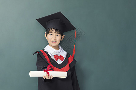 穿着学士服的小男孩递出毕业证书图片