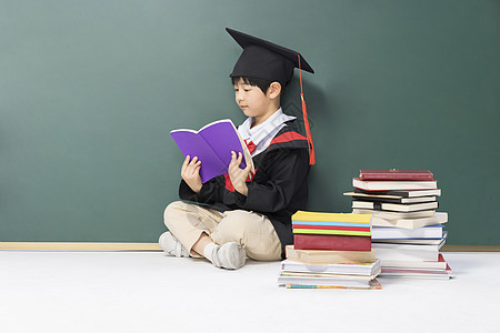 学士服男孩黑板前写作业图片