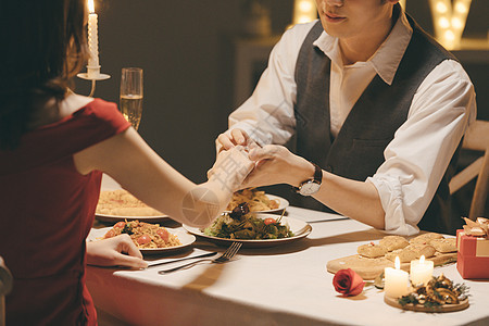 情人节情侣餐桌上戴戒指图片