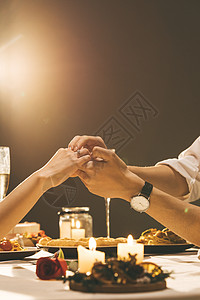 情人节情侣餐桌上戴戒指图片