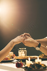情人节情侣餐桌上戴戒指图片素材