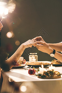 求婚情人节情侣餐桌上戴戒指背景