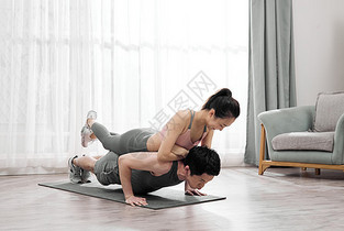 年轻情侣居家锻炼身体图片