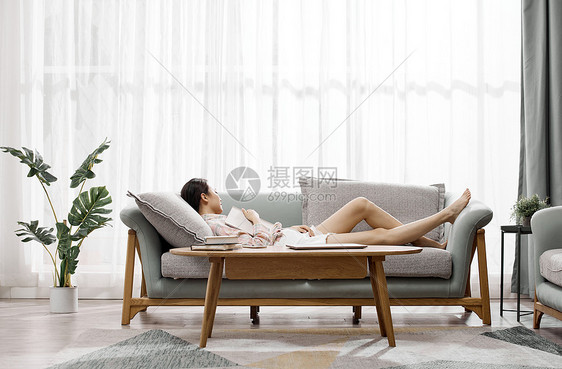 年轻女性居家休闲放松图片