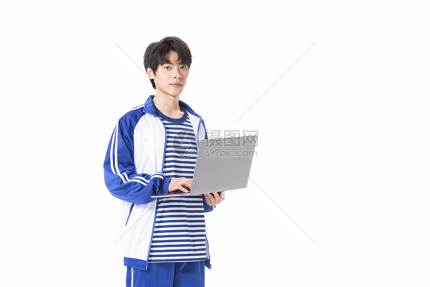 穿校服的年轻男性使用笔记本电脑图片