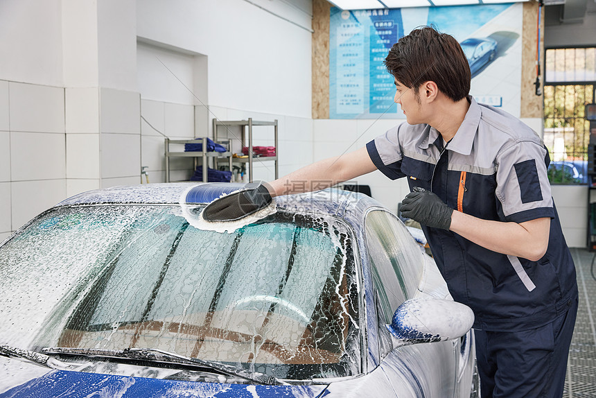 清洁工人清洗汽车刷车洗车