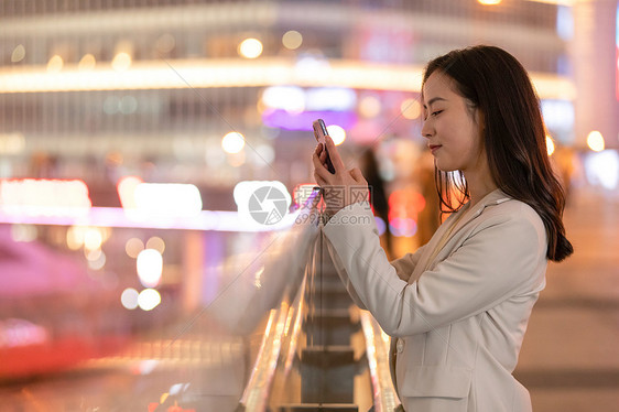 城市里夜晚的职场女性图片