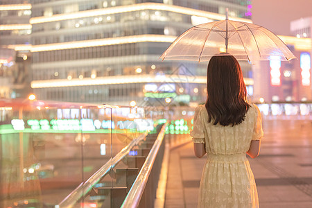 都市女性下雨天走在城市里的女性背影背景