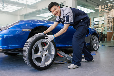 汽车修理工人拆卸汽车轮胎高清图片