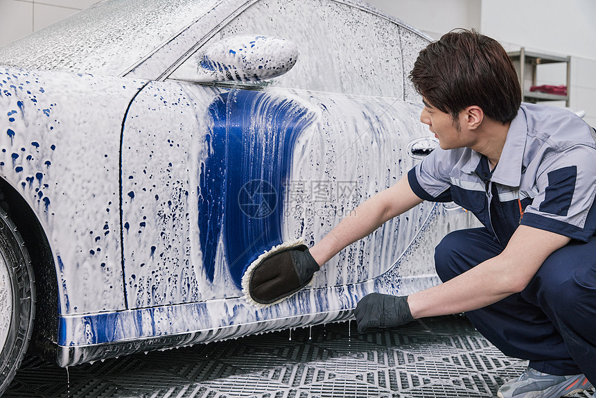 清洁工人清洗汽车刷车洗车高清图片下载 正版图片 摄图网
