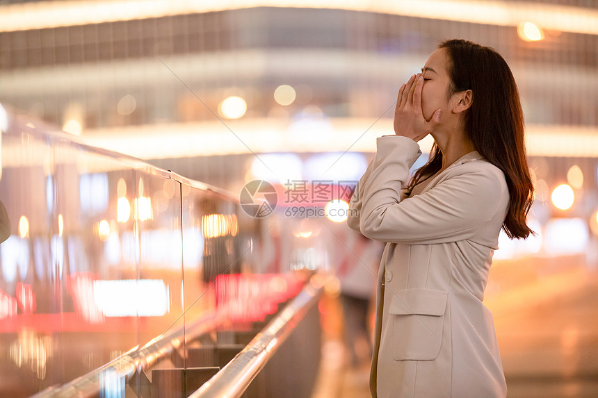 城市里悲伤哭泣的女性图片