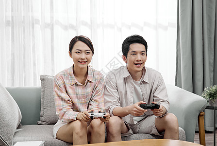 年轻情侣居家休闲娱乐玩游戏图片