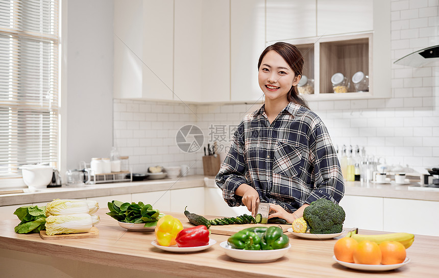 年轻女性居家在厨房做饭图片