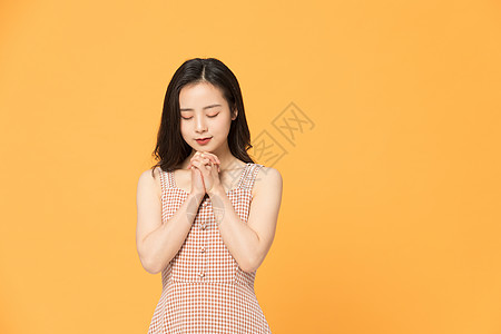 高清图片低头许愿的女性高清图片许愿树高清图片小女孩祈祷许愿高清