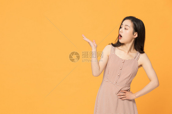 开行的女性形象图片