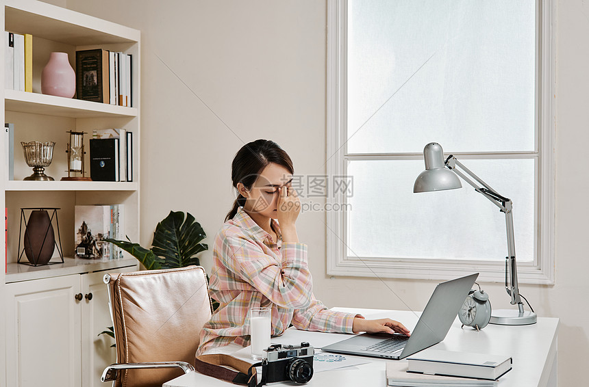 年轻女性居家办公疲惫状态图片