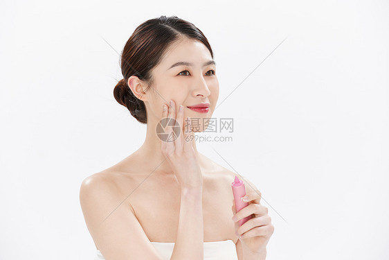 女性护肤面部护理涂抹精华图片