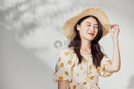 夏日氧气少女写真图片