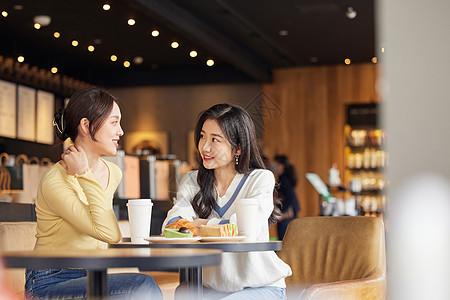 青春年轻人在咖啡店聊天图片