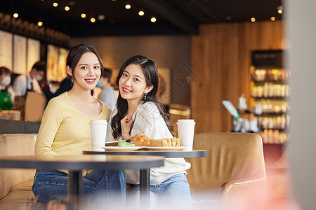 坐在店里聚会聊天的闺蜜二人图片