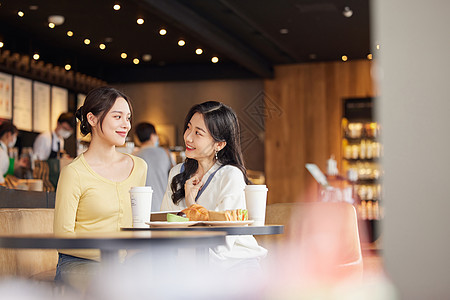 青春年轻人在咖啡店聊天图片