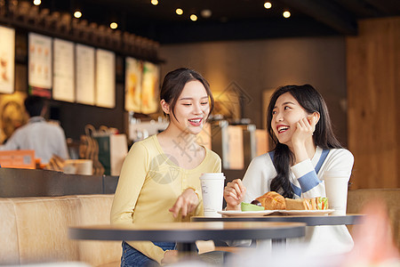 坐在店里聚会聊天的闺蜜二人图片