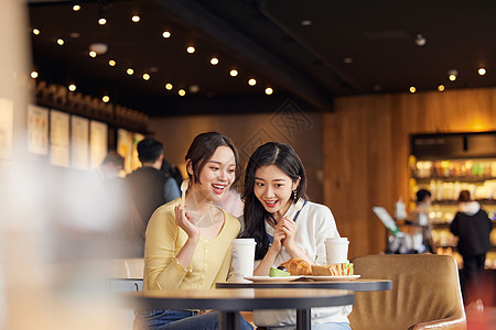 坐在店里聚会聊天的闺蜜二人图片