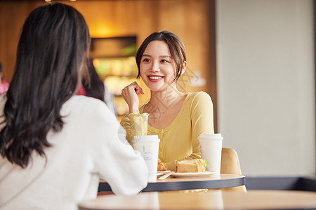 年轻人聚会的女性图片