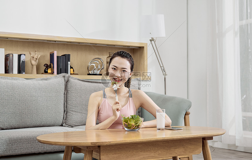 年轻女性居家健康饮食图片