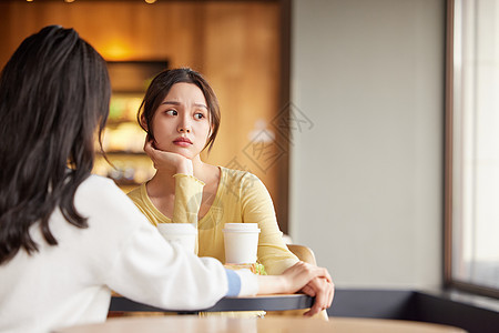 坐在咖啡店不开心的女性图片