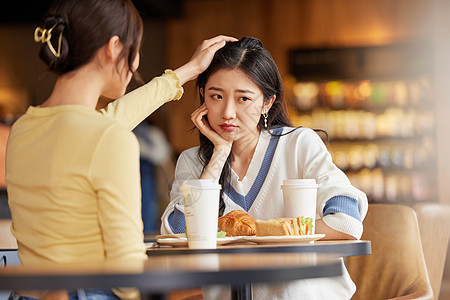 女性安慰朋友图片