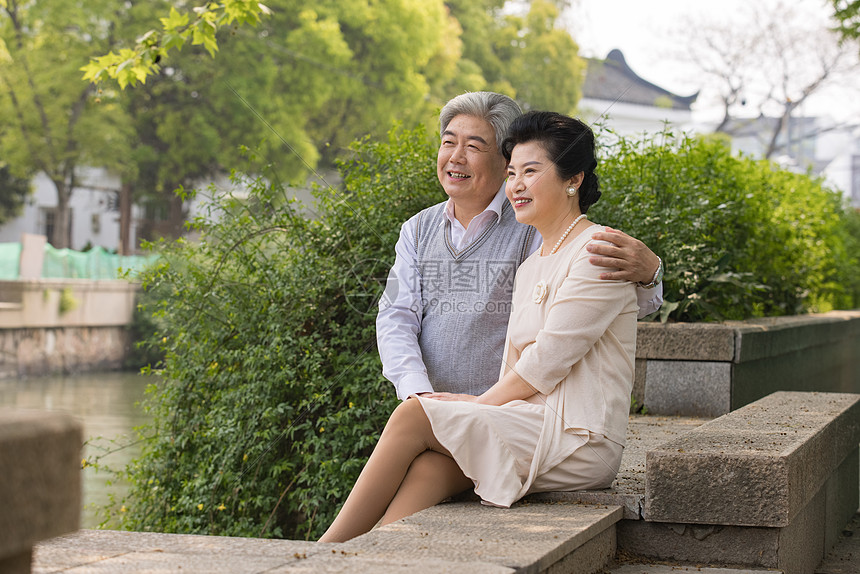 老年夫妻古镇旅游形象图片