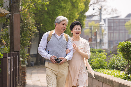 老年夫妻古镇游玩谈笑图片