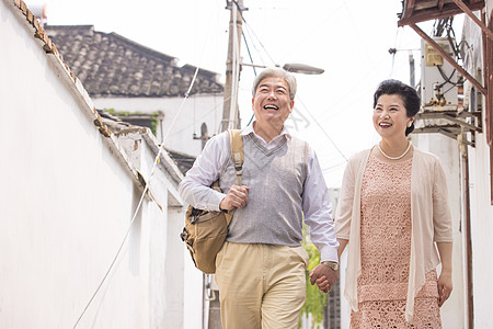 老人夫妻古镇巷子老年夫妻游玩背景