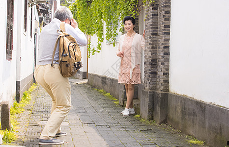 老年丈夫给妻子拍照图片