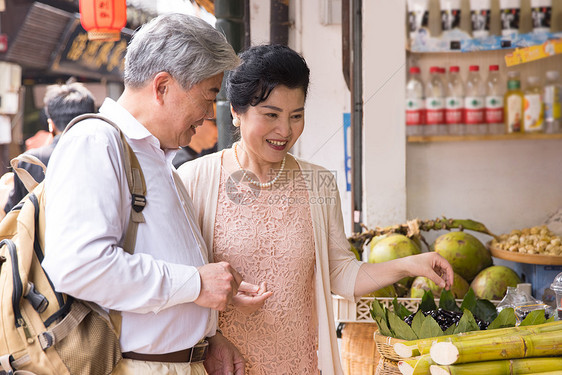 老年夫妻古镇旅游买东西图片